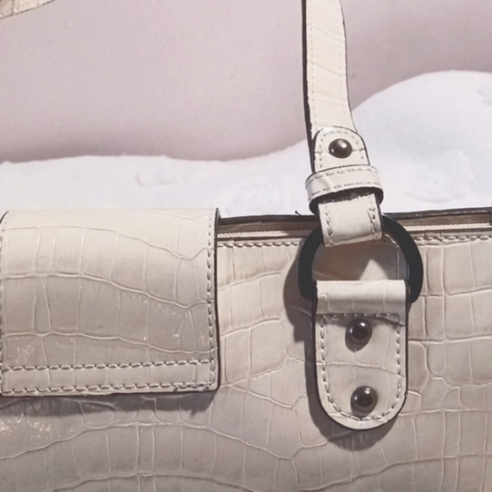 Gorgeous! 👑 GUESS Handbag  Faux Crocodile Design ⚜️ Patent Leather Look! - Picture 6 of 9